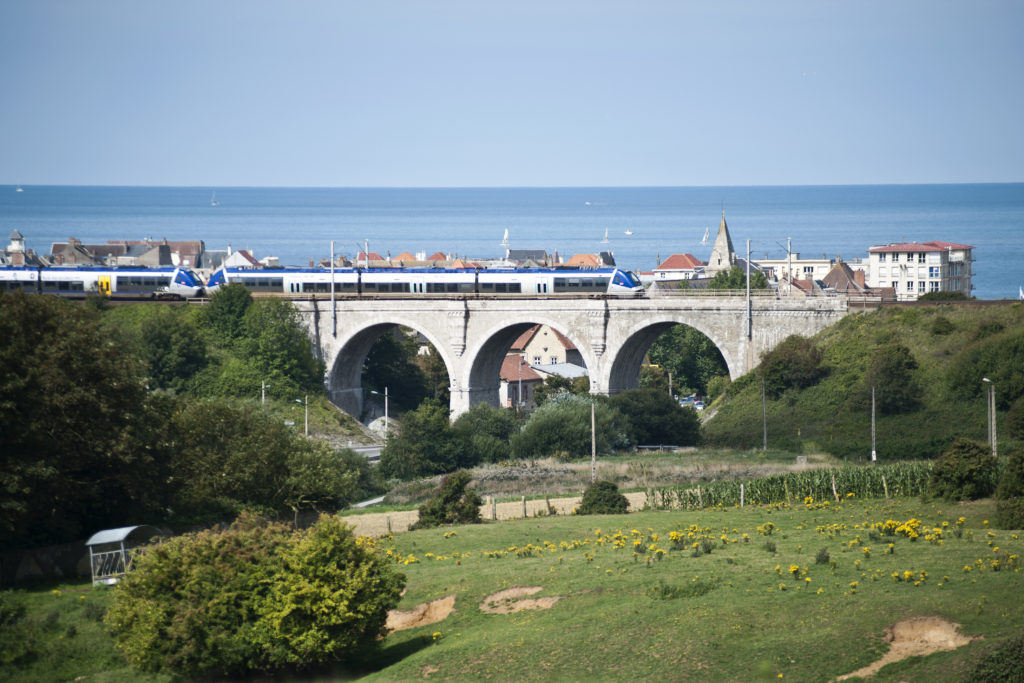 Des agents de plus en plus polyvalents et mobiles pour les TER 9 Circulation d'un TER sur le viaduc de Wimereux. Ligne Paris-Calais.