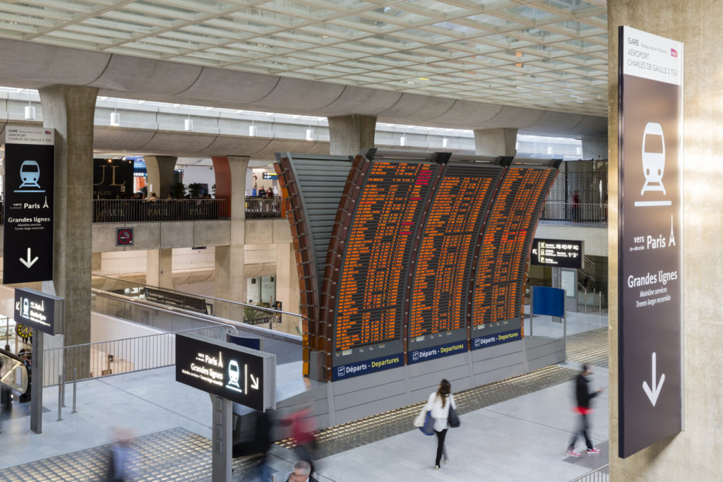 Vue d'un panneau d'informations des vols arrivees et departs en zone publique, Module de liaison du Terminal 2E
