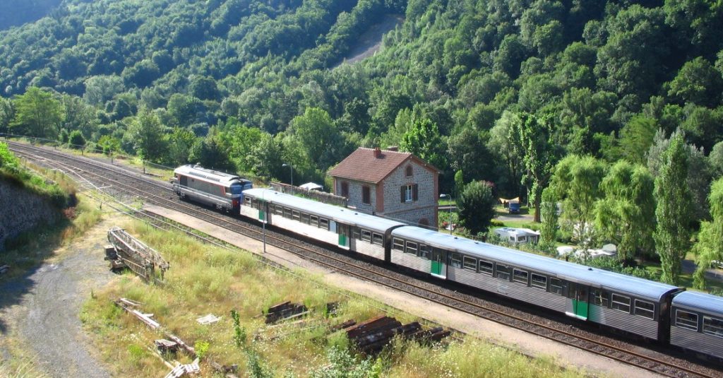 Le TER Clermont-Nîmes quittant la gare de Monistrol.