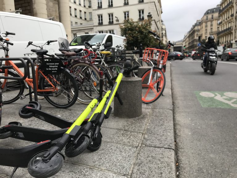 trottinettes, velos en free floating