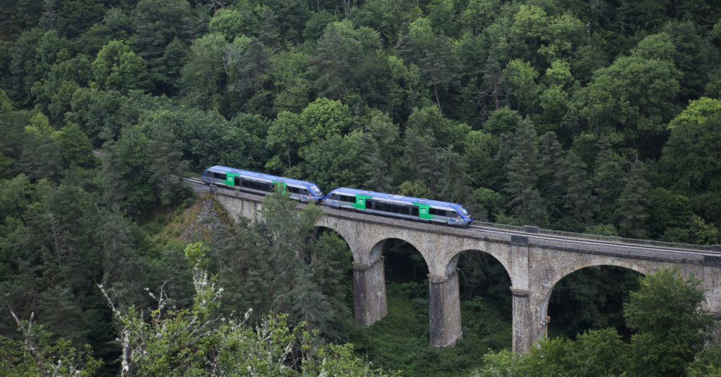 Circulation d'un TER près de la ville de Monistrol-d'Allier.