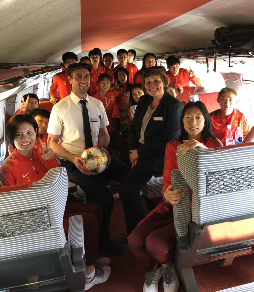 Les joueuses de la Coupe du monde de foot prennent le train 1 d7 0y0mxkaacwh3