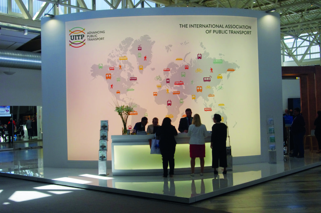 Le salon international du transport public prévu à Dubai est annulé 4 Le stand de l’UITP accueillait les visiteurs de 80 pays dès le hall d’accès.