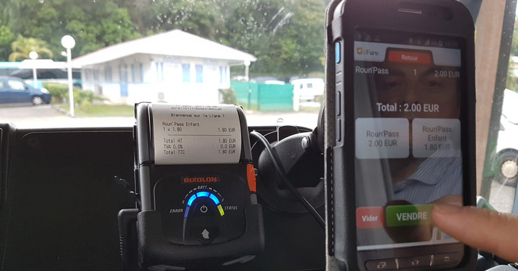 Une tablette fixée sur un pupitre près du poste de conduite permet de vendre et de valider les billets.  Et d’envoyer ces données à l'opérateur ou la collectivité locale.