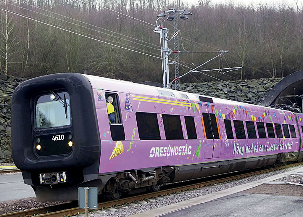train de l resund en livre publicitaire en sortie du tunnel du hallandss