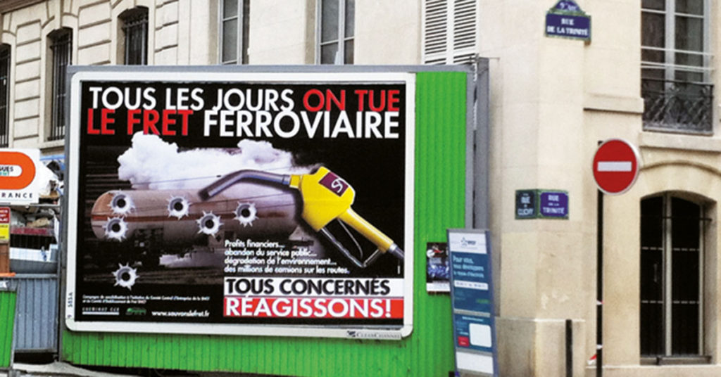 (c) ROBIN LOISON
Affiches sauvons le fret rue de Clichy