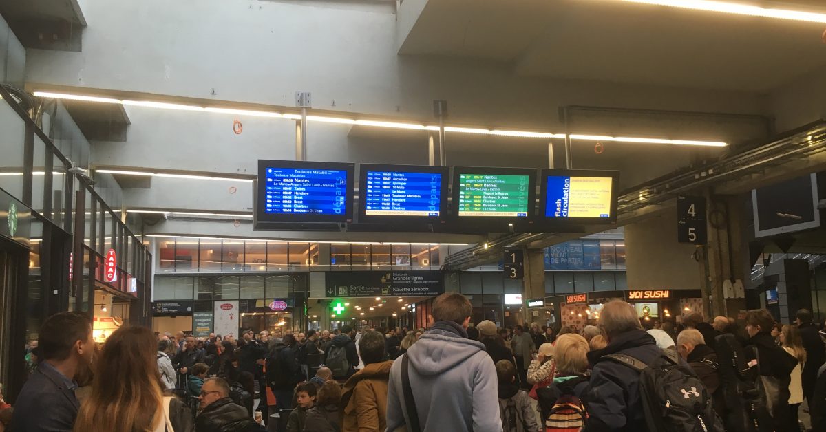 gare Montparnasse le 20 octobre 2019, des voyageurs attendent des informations du fait d'une grève surprise d'un technicentre à Chatillon