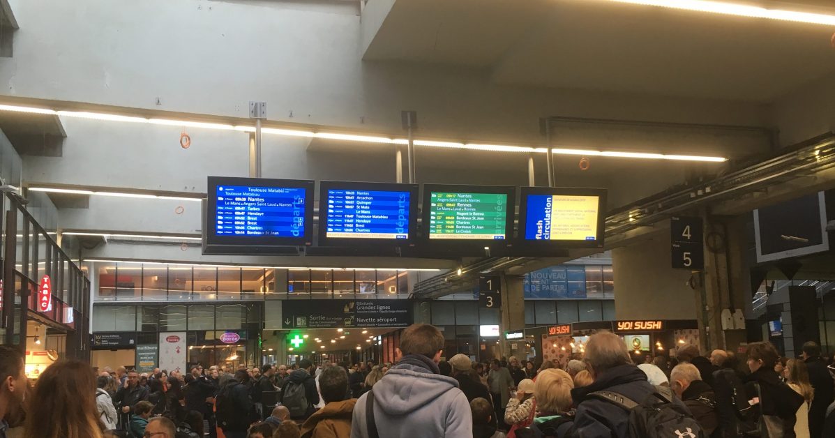 gare Montparnasse le 20 octobre 2019, des voyageurs attendent des informations du fait d'une grève surprise d'un technicentre à Chatillon