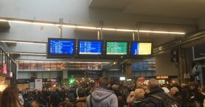 gare Montparnasse le 20 octobre 2019, des voyageurs attendent des informations du fait d'une grève surprise d'un technicentre à Chatillon