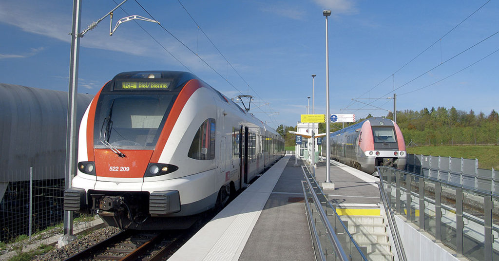 Correspondance à Meroux entre une rame RE des CFF, au départ pour Delle et Bienne (Suisse), et une ZGC du TER Bourgogne Franche-Comté, qui attendra 59 minutes avant de repartir pour Belfort…