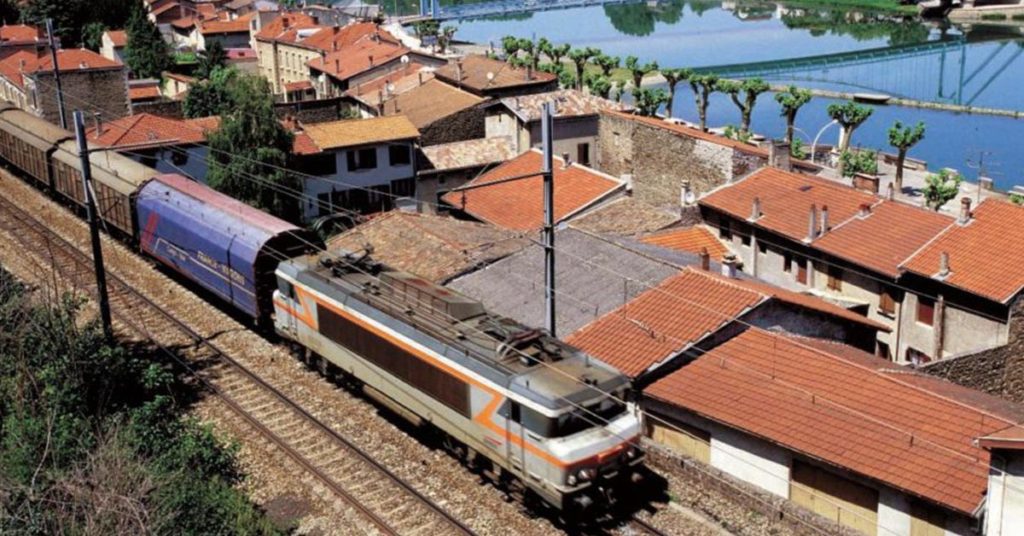 Train de fret à Serrières (Ardèche)