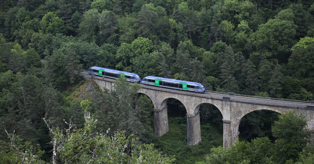 Circulation d'un TER sur le viaduc, pres de la ville de Monistol-d'Allier.