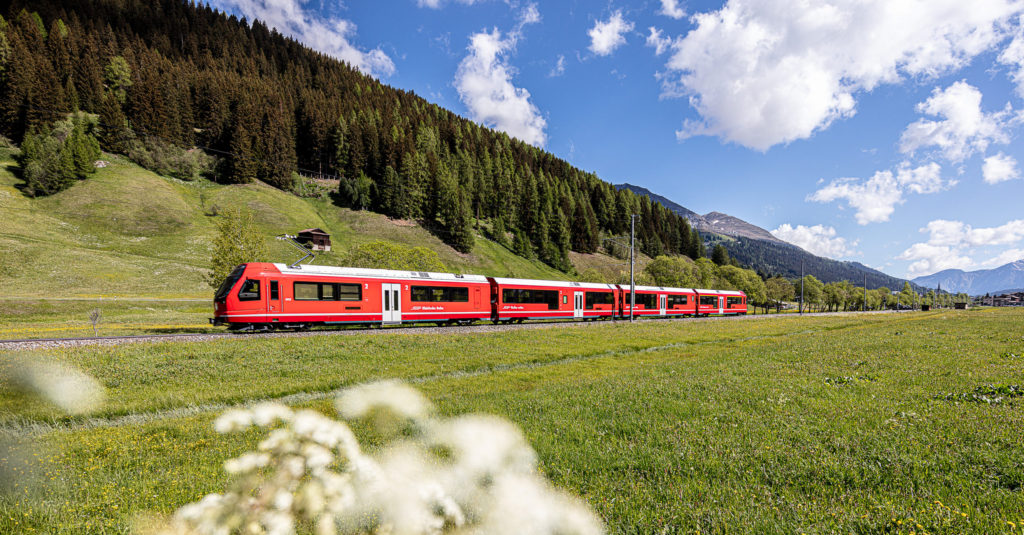 Le chemin de fer rhétique commande à Stadler 20 rames Capricorn de plus 3 Rame Stadler Capricorn du Chemin de fer rhétique (RhB) non loin de Davos.