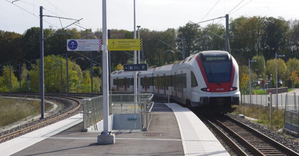 Train suisse repartant de la gare TGV de Belfort