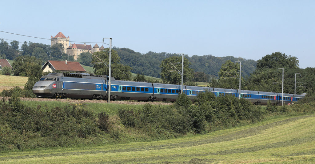Le TGV Strasbourg Marseille approche de Lons le Saunier