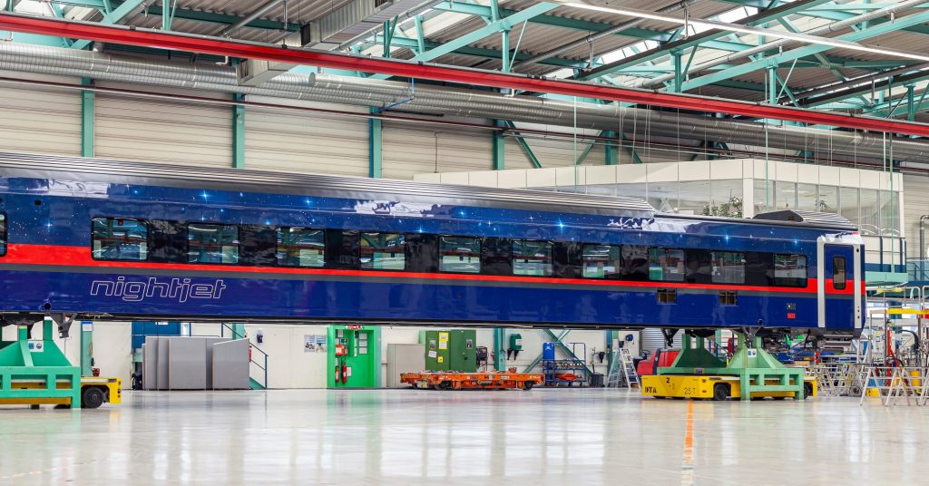 Les ÖBB et Siemens présentent le design extérieur des nouveaux trains de nuit Nightjet 5 Austrian Federal Railways (ÖBB) is investing in the new generation of Nightjet trains, which will offer passengers an even more comfortable nightime travel experience. They are being developed and built at the Siemens Mobility plant in Vienna. The first Nightjet car body and exterior design was presented at a virtual press conference in February 2021