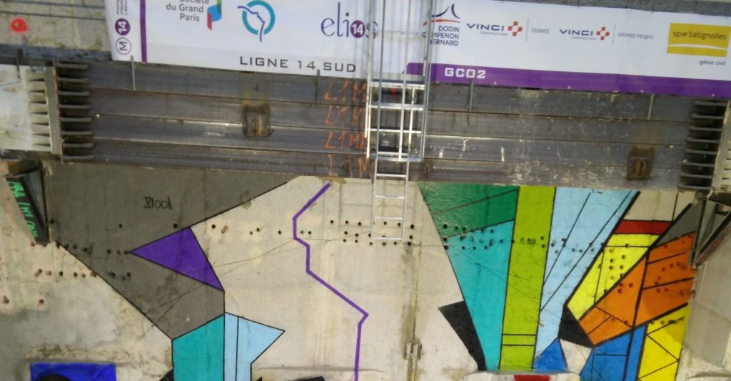 La RATP avait laissé libre cours à l’artiste Stoul, pour réaliser une œuvre éphémère que le tunnelier a détruite en perçant le mur le 3 mars pour prolonger la ligne 14.