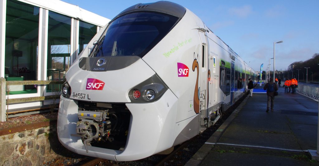 Le train ParisGranville roule au colza Ville, Rail et Transports Le train ParisGranville roule au colza Ville, Rail et Transports