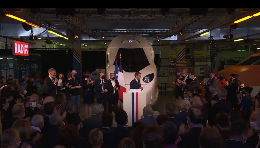 Emmanuel Macron célébrant les 40 ans du TGV le 17 septembre 2021 devant le nez du TGVM