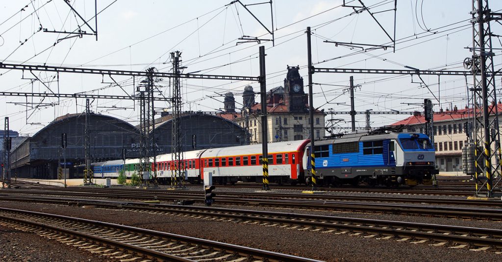 Patrick Laval
05 juillet 2012
Prague / Republique tcheque
Gares et trains ‡ Prague
Legende : DÈpart d'un train grandes lignes de la gare centrale de Prague (Praha hlavnÌ n·draûÌ)