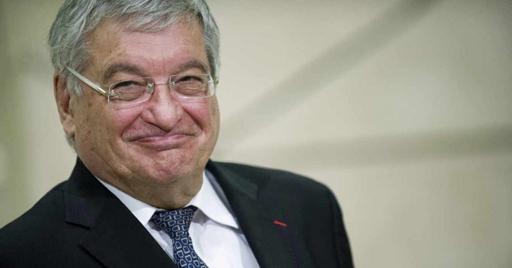 Hommage unanime après la disparition de Jacques Auxiette 3 Jacques Auxiette, president of the Pays de la Loire region, smiles on December 1, 2014 during French Prime Minister's visit to the Pays de la Loire's regional council in Nantes, western France. AFP PHOTO / JEAN-SEBASTIEN EVRARD (Photo by JEAN-SEBASTIEN EVRARD / AFP)