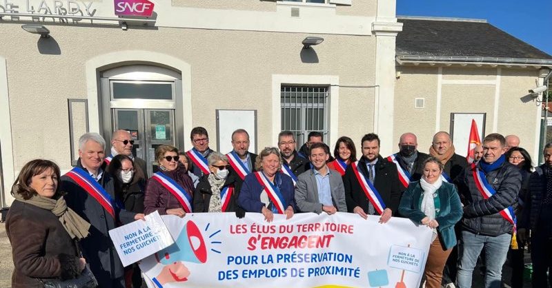 manifestation contre les fermetures des guichets de gares en Ile-de-France. ici à Lardy