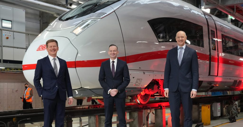 (Berlin, 1. Februar 2022) Die Deutsche Bahn (DB) kauft 43 weitere Züge des neuen ICE 3neo für rund 1,5 Milliarden Euro bei Siemens. Die Vorstandsvorsitzenden Richard Lutz (DB) und Roland Busch (Siemens AG) gaben den Auftrag heute in Berlin im Beisein von Bundesverkehrsminister Volker Wissing bekannt. Die DB erweitert ihre Flotte so um insgesamt 73 ICE 3neo.   Dr. Richard Lutz, Vorstandsvorsitzender der Deutschen Bahn AG Dr. Volker Wissing, Bundesminister für Digitales und Verkehr  Dr. Roland Busch, Vorsitzender des Vorstands der Siemens AG  
