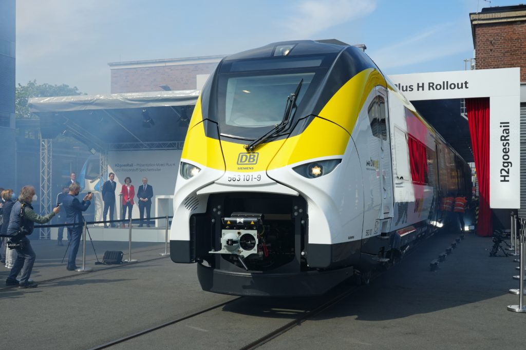 (Krefeld, 05.05.2022) Gemeinschaftsprojekt H2goesRail entwickelt ein völlig neues Wasserstoff-Gesamtsystem für die Schiene. Erster Rollout des Mireo Plus H Wasserstoffzuges von Siemens Mobility und des Wasserstoff-Speichertrailers für mobile Wasserstoffbetankung der Deutschen Bahn. Wichtiger Schritt für den Dieselausstieg und die klimafreundliche Verkehrswende.