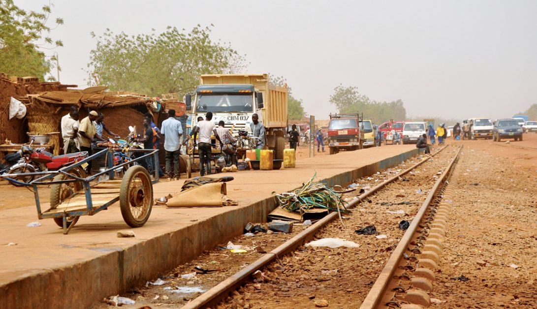 La gare « Aéroport » sur la ligne de chemin de fer Niamey-Dosso au Niger, en mars 2019. Cette ligne a été inaugurée le 29 janvier 2016 mais n’a plus jamais revu de train depuis lors. © NigerTZai / Wikimedias Commons