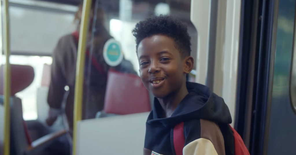 Le jeune slameur Rayad est la voix du nouveau clip publicitaire de la SNCF: "Toujours en train".
