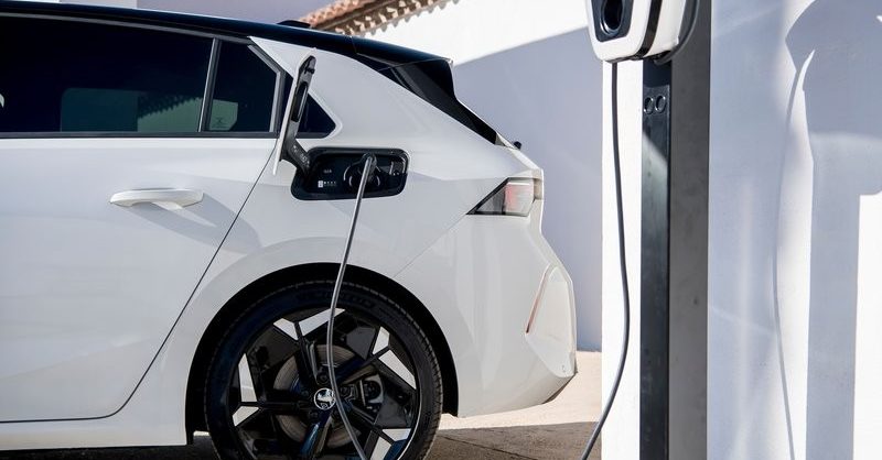 La France franchit le cap des 100 000 bornes de recharge pour véhicules  électriques