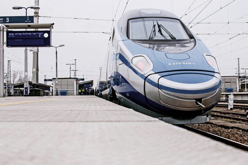 Le Pendolino d’Alstom assure les relations 
sur la magistrale polonaise au sud-ouest de Varsovie.