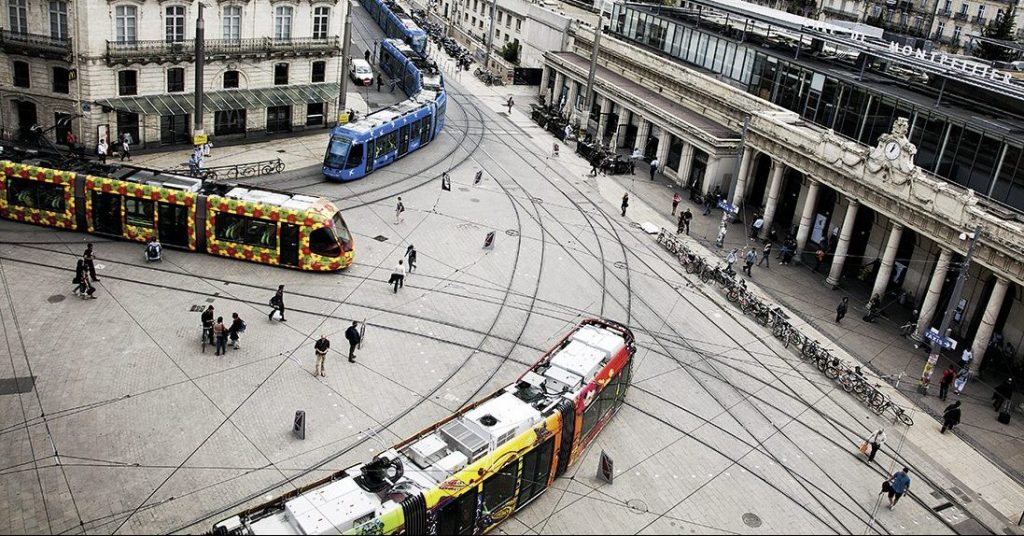 Transfert modal (tramway) pres de la gare de Montpellier.