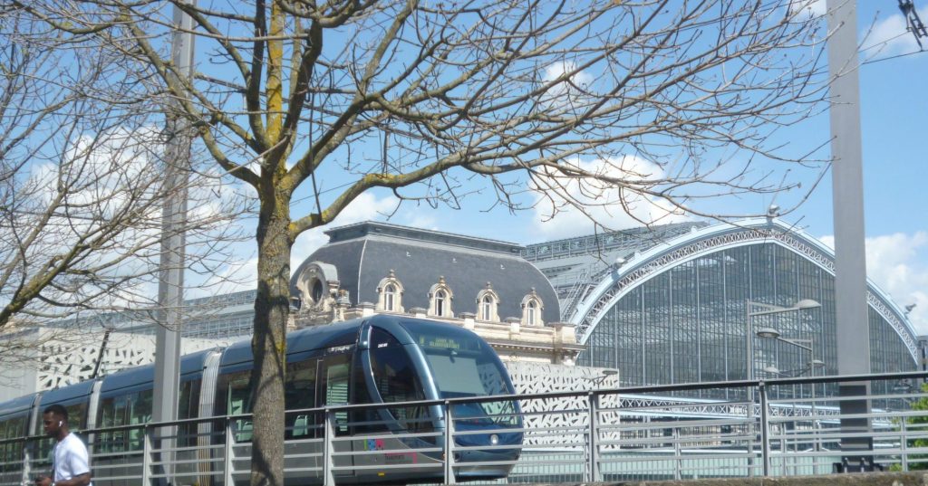 Tramway devant la gare de Bordeaux