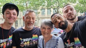 Des membres de Gare! (dont Killian Chaplain, secrétaire général, à gauche, à ses côtés, Jean-Marie Feugère, vice-président) entourent Simone Hérault, marraine de l’association