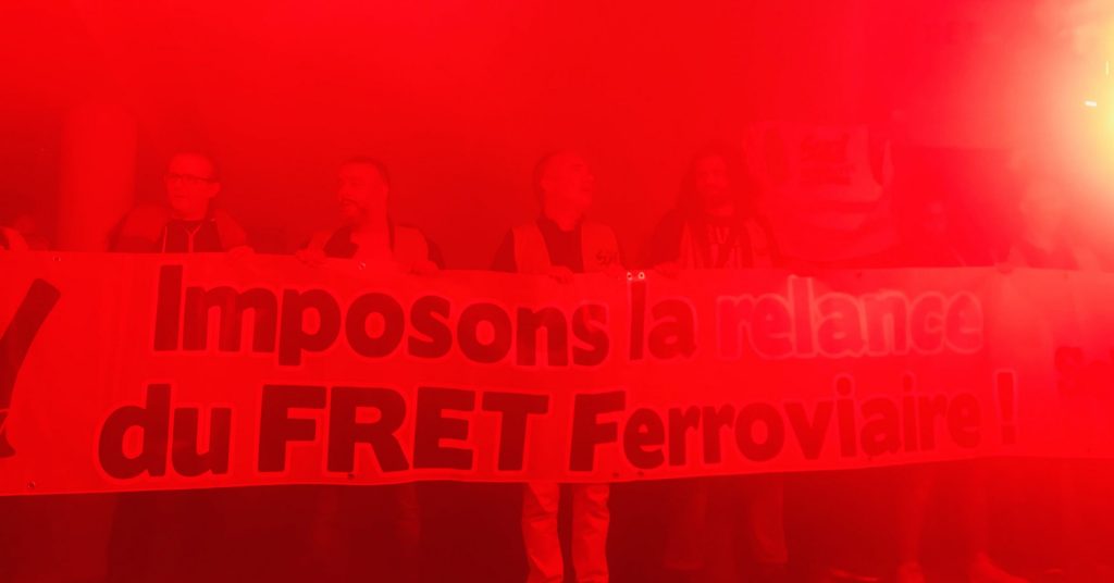 Le 23 mai, des syndicalistes de Sud Rail interrompent le colloque de la Fnaut à Paris pour protester contre le sort réservé à Fret SNCF