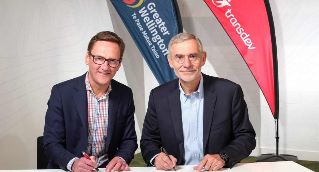 à gauche, Nigel Corry, DG du Conseil Régional du Grand Wellington – à droite, Thierry Mallet, PDG deTransdev