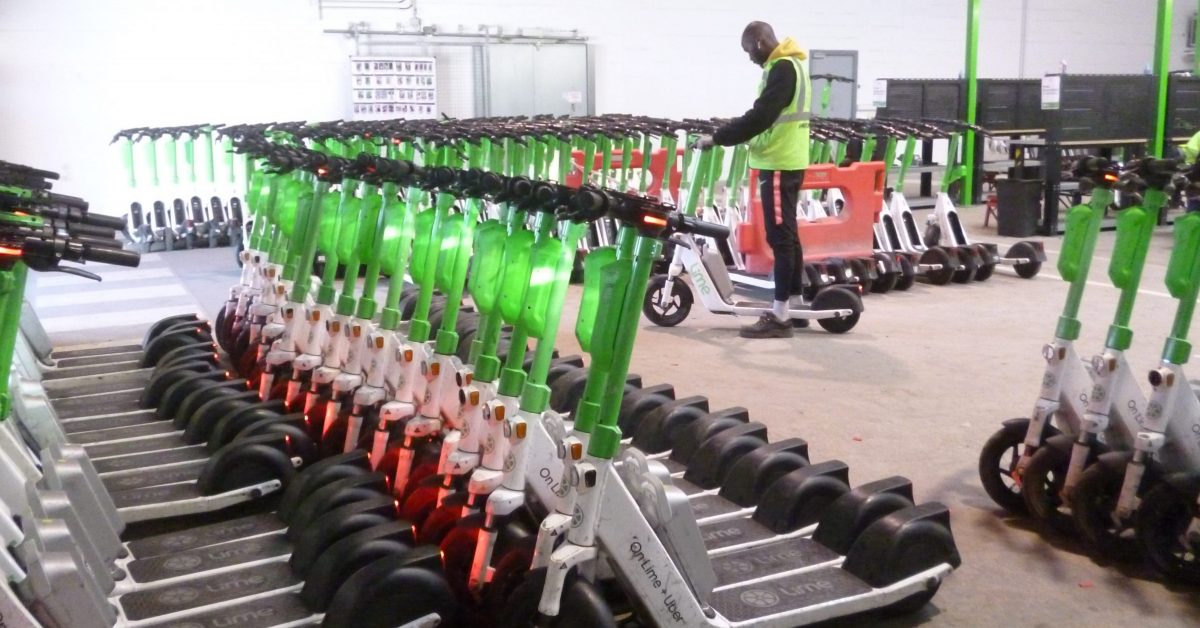 Dans les ateliers de maintenance des vélos et trottine'tets en libre-service de l'opérateur Lime, à Charenton-Le-Pont, en proche banlieue parisienne.