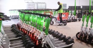 Dans les ateliers de maintenance des vélos et trottine'tets en libre-service de l'opérateur Lime, à Charenton-Le-Pont, en proche banlieue parisienne.