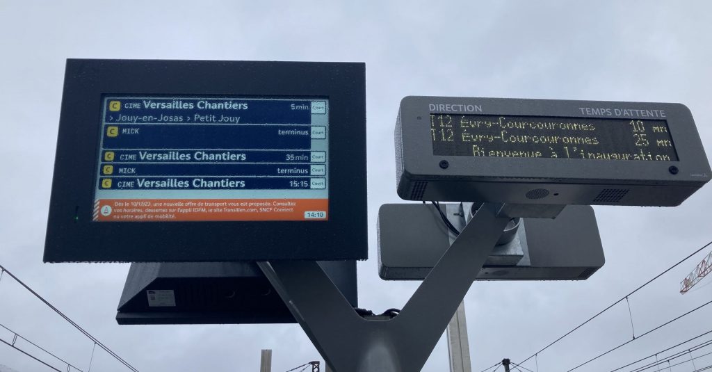 Prochains départs sur le « RER C » (en fait, la ligne V) et le T12 à Massy-Palaiseau.
