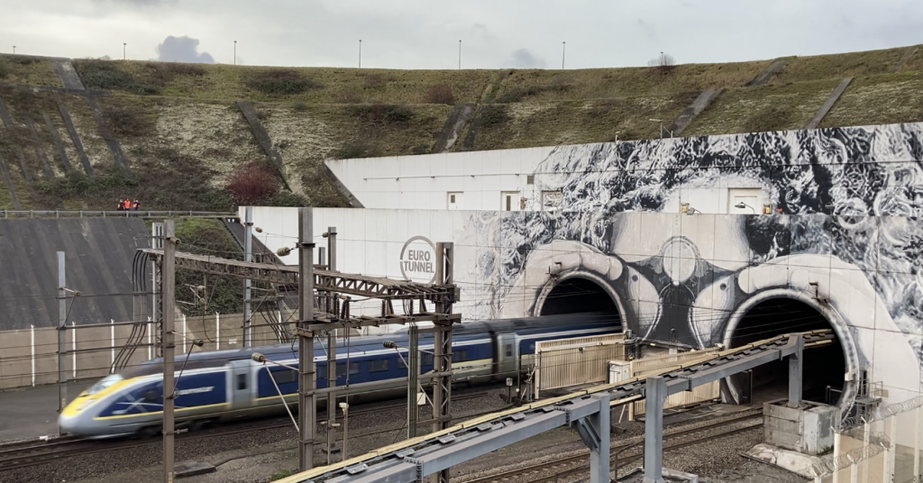 Un Eurostar pour Londres entre dans le tunnel sous la Manche