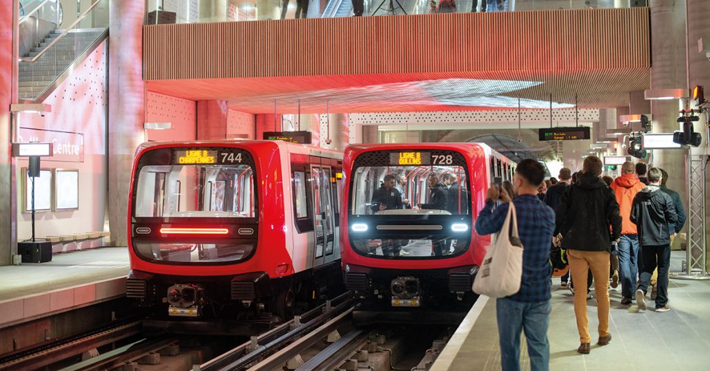 A Oullins (69), le 19 octobre 2023 : nouvelle station du métro B, Oullins Centre. Les employés des entreprises ayant participé à la réalisation du projet montent dans le métro en direction de Saint-Genis-Laval.