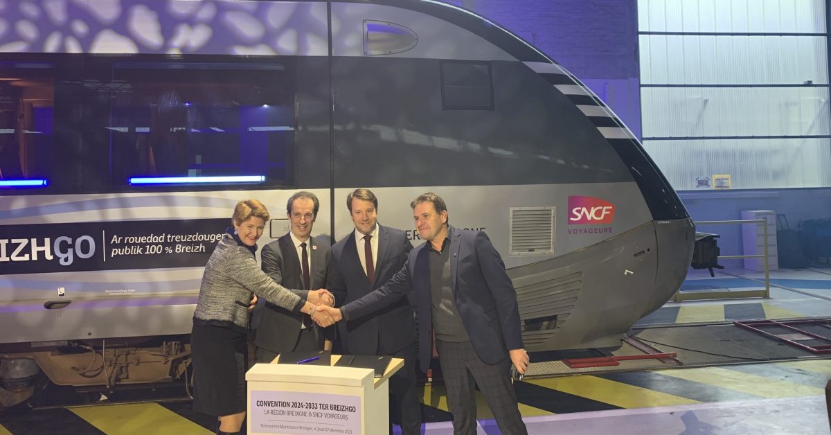 Signature le 7 décembre 2023 de la convention TER entre la Bretagne et la SNCF, avec Christophe Fanichet, PDG de SNCF Voyageurs, et Loïg Chesnais-Girard, président de région au centre