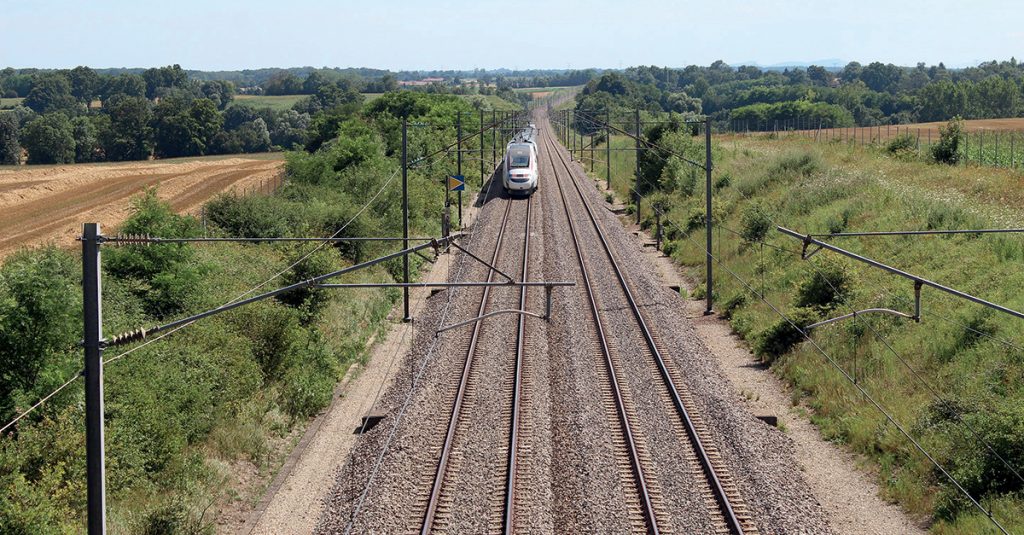 Ligne TGV Sud-Est à Cruzilles-lès-Mépillat.
On aperçoit, à gauche de la voie, un repère du système actuel TVM 300.