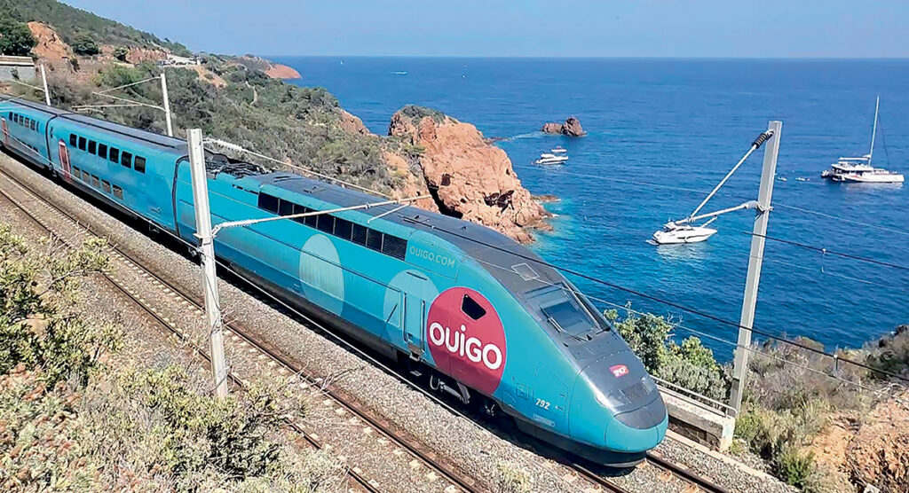 Eté historique pour SNCF Voyageurs 10 Rame Ouigo se rapprochant de la gare d'Anthéor-Cap-Roux © Gorzak-wiki copie