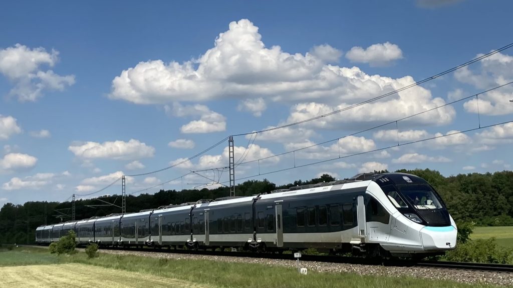 Le ministre des Transports veut simplifier l’homologation des trains 10 CAF Oxygène pour SNCF Voyageurs en essais à Velim