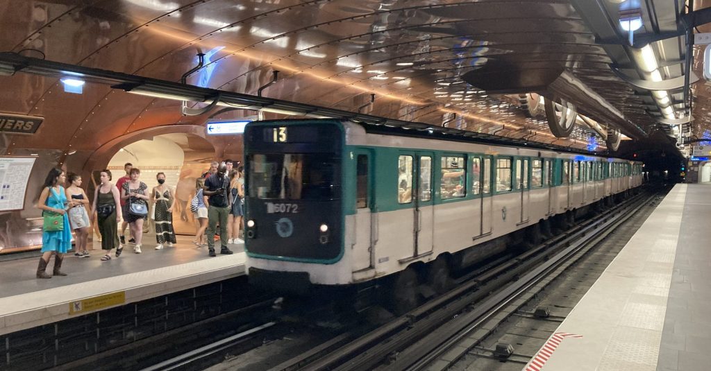 Métro à pneus MP59 de la RATP sur la ligne 11, station Arts et Métiers