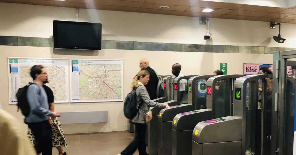 valideurs ratp paris 2 scaled e1757944468877