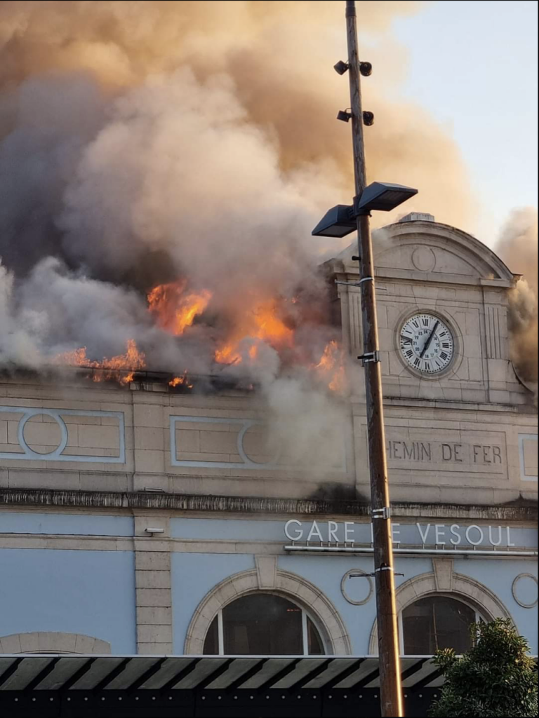 Le bâtiment voyageurs de la gare de Vesoul en feu © X