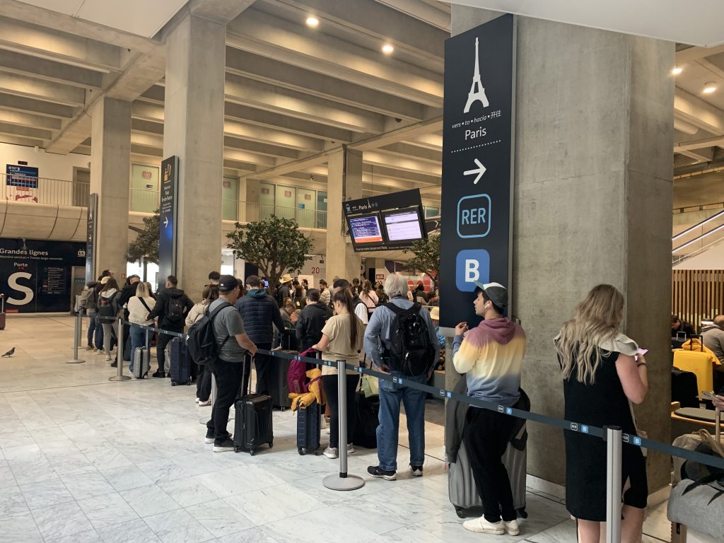 queue aux guichets du RER B à l'aéroport de Roissy Charles-de-Gaulle